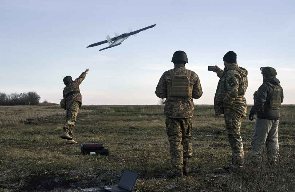 DONETSK: En ukrainsk soldat sender av gårde en drone i Donetsk. Krigsindustrien er svært nært et gjennombrudd der slike droner driver krigføring og tar avgjørelser om liv og død uten menneskelig innblanding.