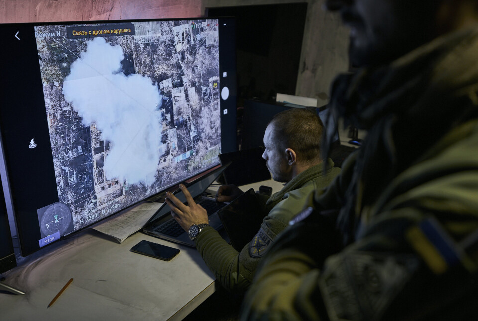OVERFØRING: Ukrainske soldater følger overføringen fra en drone over Donetsk.