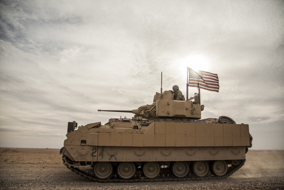 DONERT: Amerikanske soldater i en Bradley-vogn i Syria i desember 2021. Nå får Ukraina slike vogner.