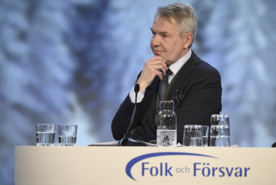SNAKKER: Finlands utenriksminister Pekka Haavisto under den svenske Folk ock Försvar-konferansen i Sälen.
