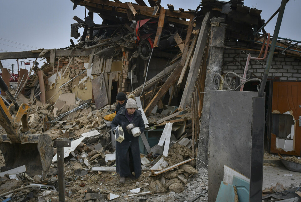 RUINER: Folk samler sammen eiendeler fra ruinene av et boligbygg etter et russisk rakettangrep mot Zaporizjzja første nyttårsdag.