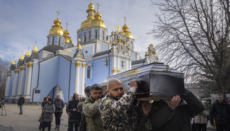 SEREMONI: Soldater og venner av den tidligere politiske fangen, Gennadiy Afanasyev, drept under kamp med russiske styrker nært fronlinjen i Luhansk, under hans bisettelse i St. Michael katedralen i Kyiv, 30. desember 2022.