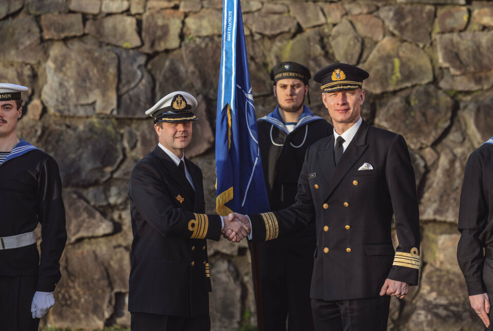 OVERTAR: Påtroppende styrkesjef fra Norge, Ole Torstein Sjo og avtroppende styrkesjef Ott Laanemets fra Estland poserer for fotografene etter seremonien på Akershus festning.