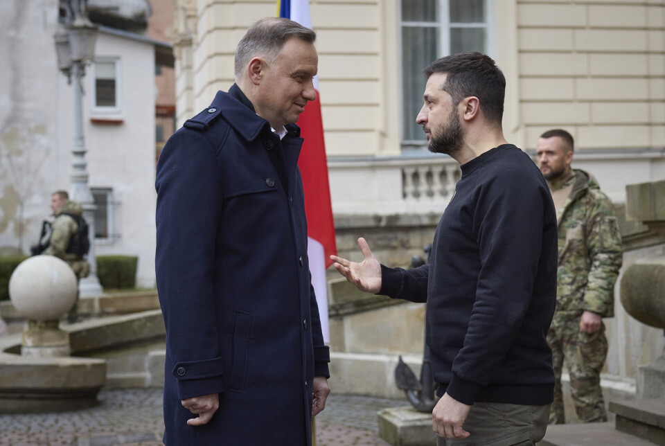 PRESIDENTMØTE: Et bilde gitt ut av det ukrainske presidentkontoret viser Volodymyr Zelenskyj i samtale med Polens president Andrzej Duda i Lviv onsdag. Polen har sagt seg villig til å sende moderne, tyskproduserte stridsvogner til Ukraina.