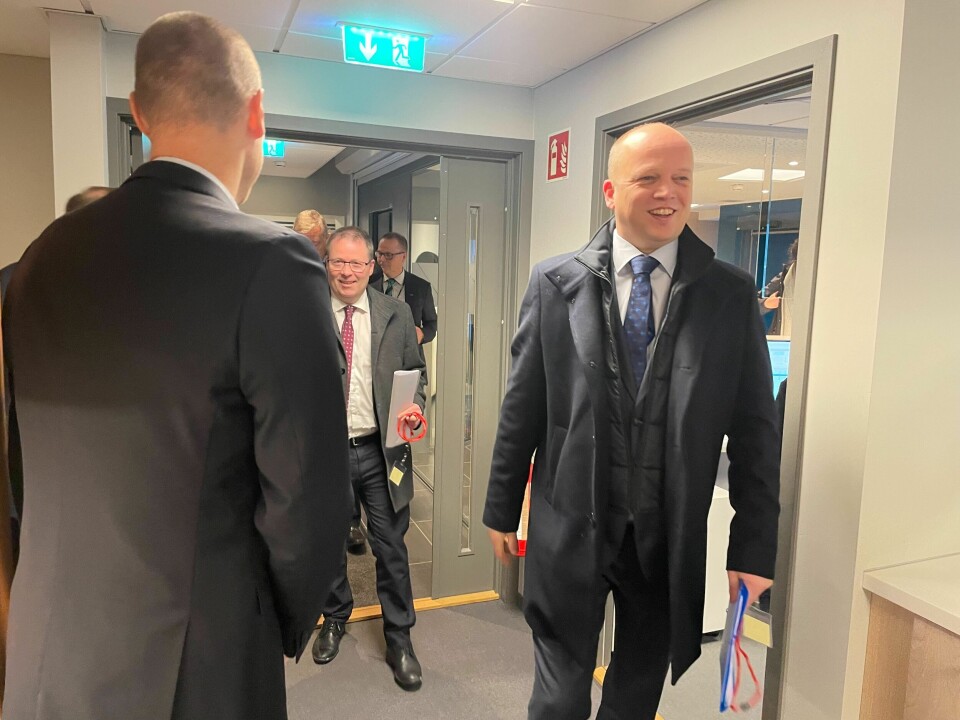 VARSLER KJØP: Forsvarsminister Bjørn Arild Gram og finansminister trygve Slagsvold Vedum på vei inn i Nammos anlegg på Raufoss.