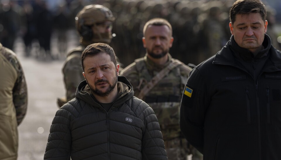 Bildet er fra Ukrainas president Volodymyr Zelenskyj, sin reise til Kherson i november. Nå takker han Storbritannia for stridsvognløfte.