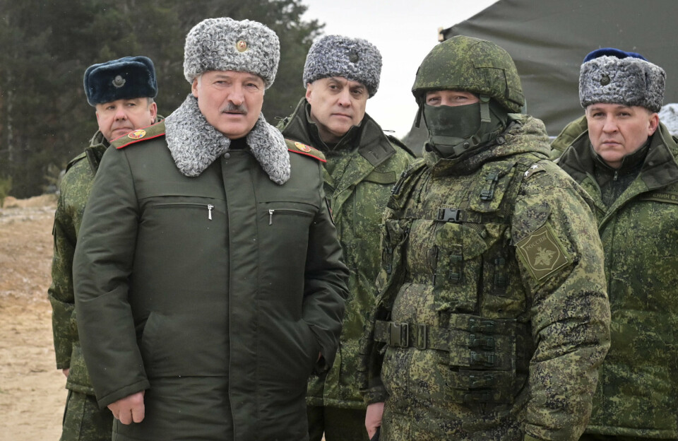 ØVER: Hviterusslands president Aleksandr Lukasjenko, second left snakker med offiserer under en øvelse 6. januar.