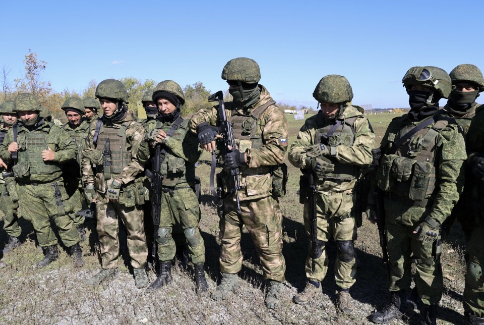 UKRAINA: Bildet viser russiske rekrutter som mottar instruksjoner under trening på en skytebane i Øst-Ukraina.