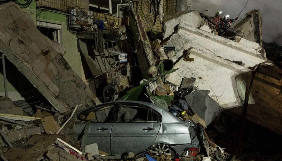 RASKERE: Bildet viser ruiner etter angrep på byen Dnipro. Minst 40 personer ble drept. Angrepet viser at våpenleveransene til Ukraina må gå raskere, ifølge president Volodymyr Zelenskyj.