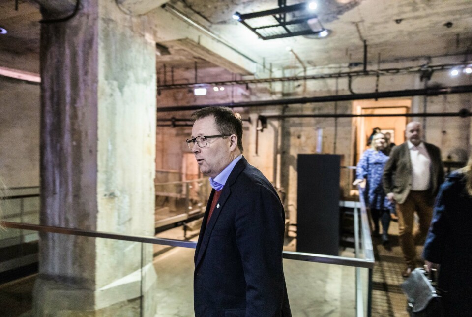 PÅ VEMORK: Forsvarsminister Bjørn Arild Gram (SP) besøker tungtvannskjelleren på Norsk Industriarbeidermuseum på Vemork.