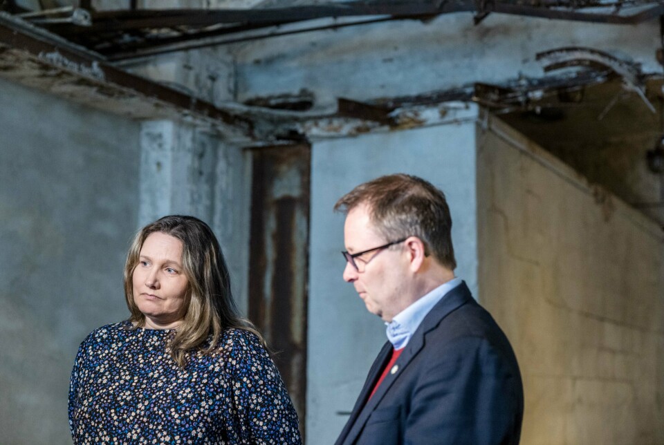 MINNES: Museumsdirektør Anna Hereid og forsvarsminister Bjørn Arild Gram i tungtvannskjelleren.