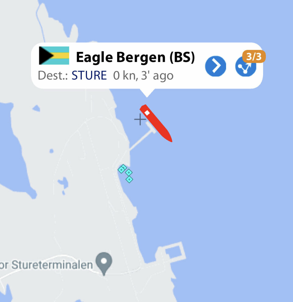 TANKER: Denne oljetankeren ligger torsdag «parkert» ved Stureterminalen, like ved der KNM Helge Ingstad kolliderte med tankskipet Sola TS.