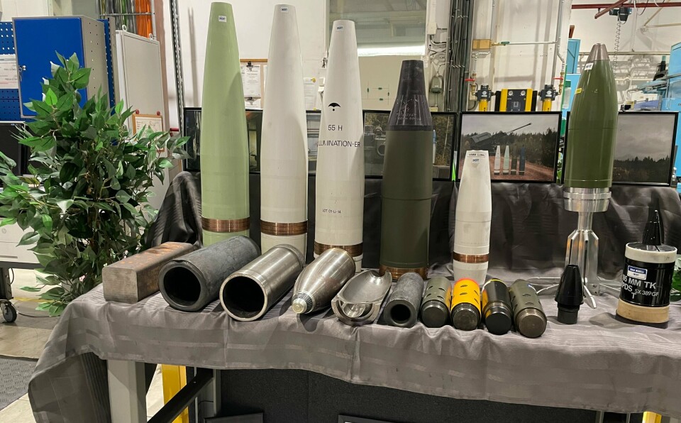 GRANATER: De ulike granatene i produksjonslokalene til Nammo på Raufoss. Den lysegrønne helt til venstre er 155 mm.