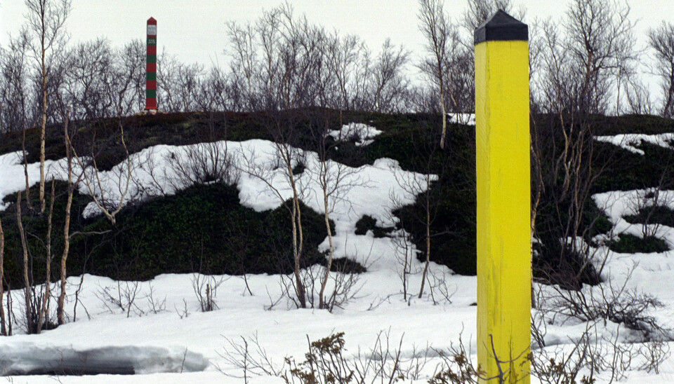 GRENSE: En russisk og en norsk grensepåle ved Grense Jakobselv.