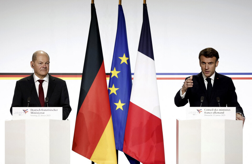 FRANSKE STRIDSVOGNER: – Når det gjelder Leclerc'ene har jeg bedt forsvarsdepartementet om å se på saken. Ingenting er utelukket, sa frankrikes president, Emmanuel Macron French under et møte med den tyske statsminister, Olof Sholtz (venstre). Bildet er fra pressekonferansen i Paris, søndag 22. januar 2023.