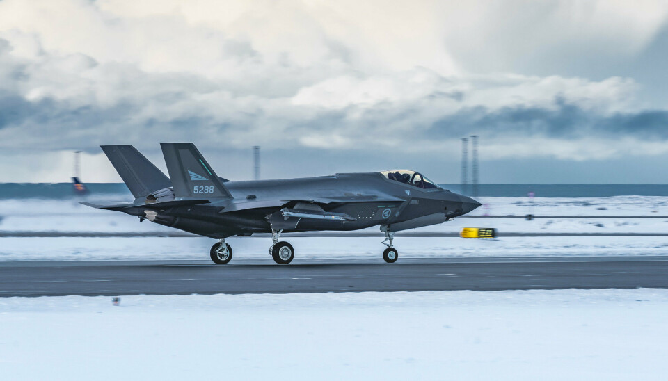 ET NORSK F-35: Dersom et ukjent fly nærmer seg norsk luftrom rykker Forsvaret ut med to F-35. Kampflyene finner de ukjente flyene, og identifiserer og dokumenterer dem. Beredskapsoppdraget kalles Quick Reaction Alert (QRA). Bildet er tatt på Island.