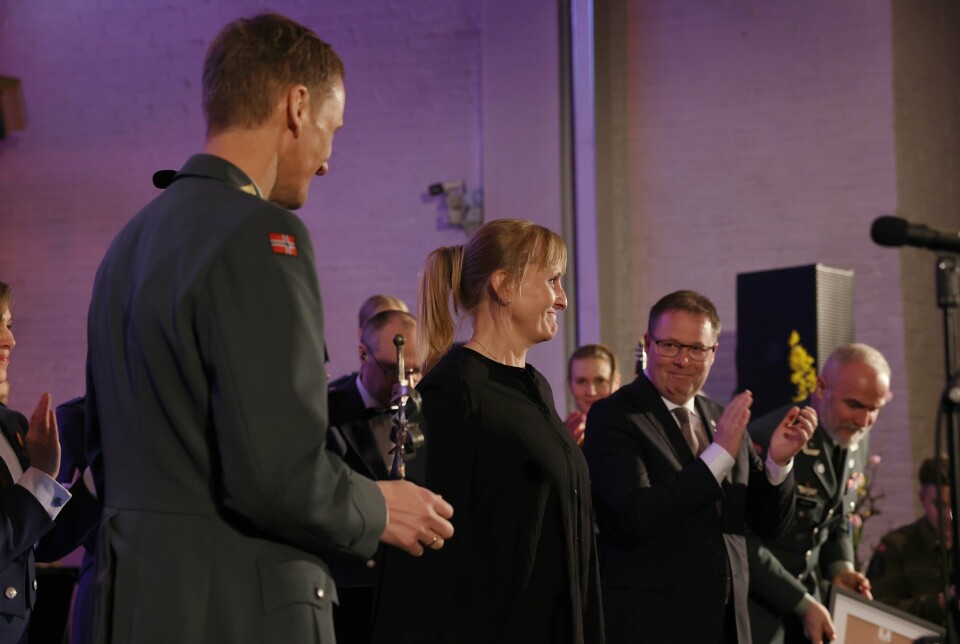 HØYTIDELIG: Ann Helen Dybwad mottok prisen av forsvarssjef Eirik Kristoffersen og ble applaudert av blant andre forsvarsminister Bjørn Arild Gram.