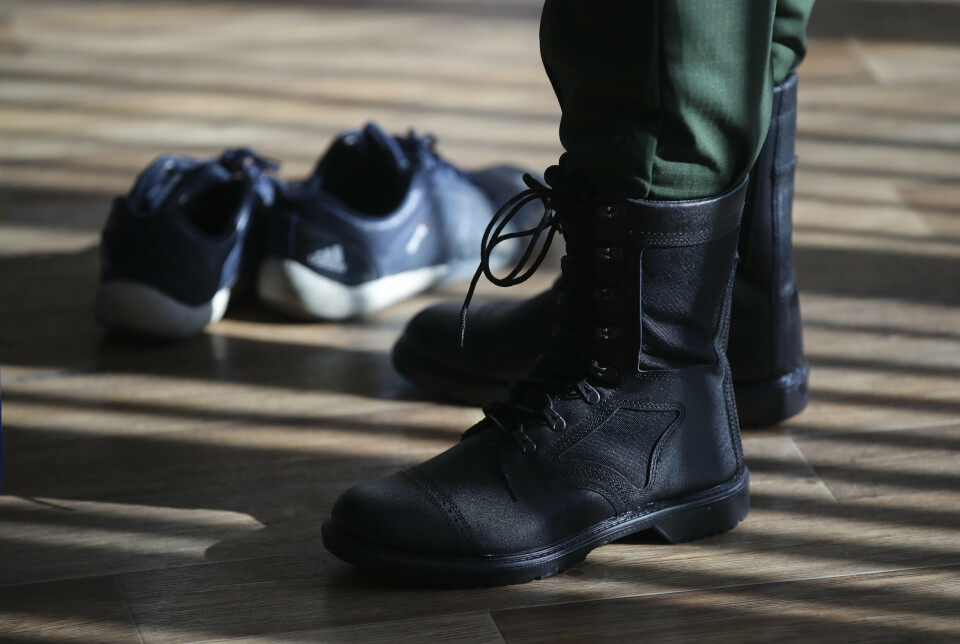 STØVLER: Soldat på et russisk vervekontor prøver de nye feltstøvlene sine.
