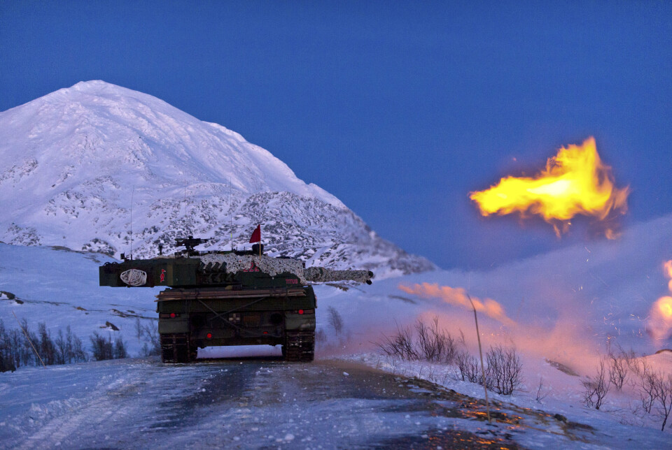 LEOPARD: Bildet viser en norsk Leopard 2A4-stridsvogn under en øvelse i Blåtind skytefelt.