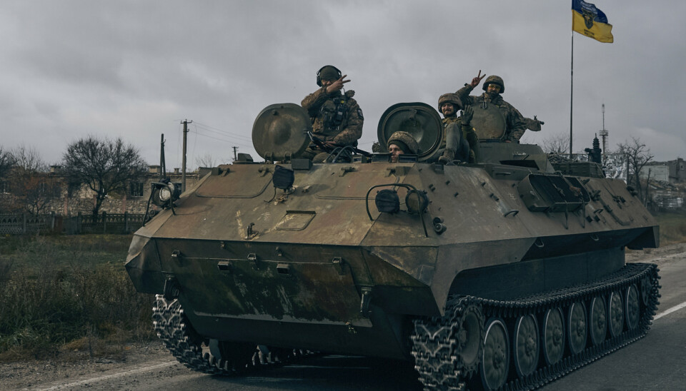 KRIG: Ukrainske soldater i en APC de har tatt fra russiske styrker i Kherson, 13. november 2022.