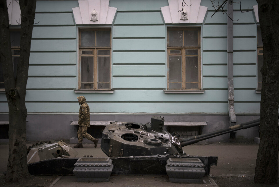 KYIV: Etter et russisk droneangrep går flyalarmen i hele Ukraina. På bildet tatt 25 januar går en ukrainsk soldat forbi en ødelagt russisk stridsvogn.