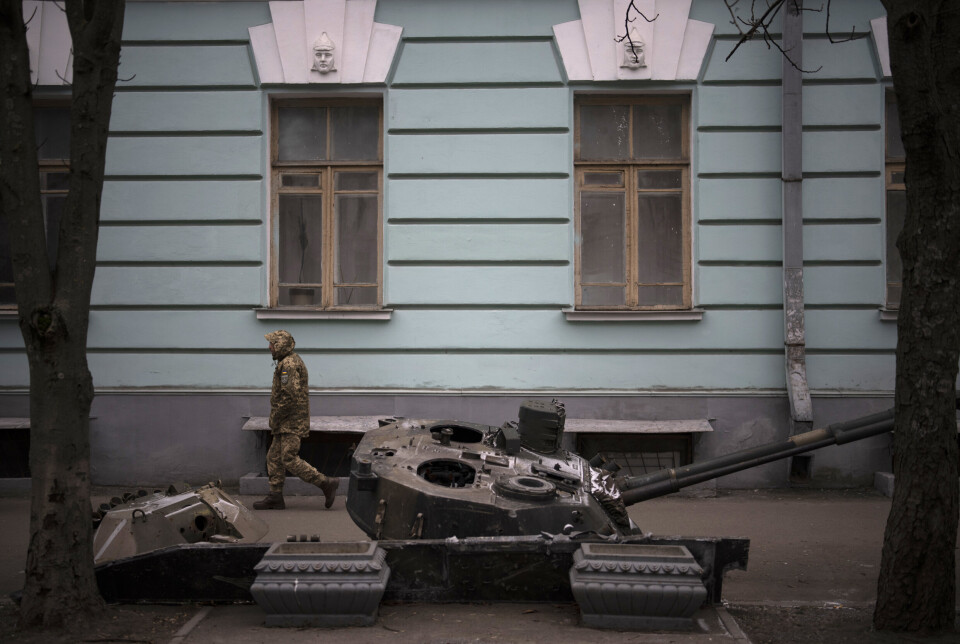 KYIV: Etter et russisk droneangrep går flyalarmen i hele Ukraina. På bildet tatt 25 januar går en ukrainsk soldat forbi en ødelagt russisk stridsvogn.