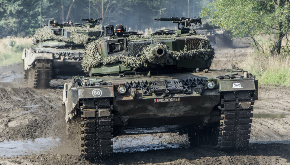 DONERES: Polske 2A4-stridsvogner som skal doneres til Ukraina. Norge har samme stridsvogn og har også besluttet å hjelpe Ukraina med stridsvogner. Hvor mange er ikke avklart. Foto AP / NTB