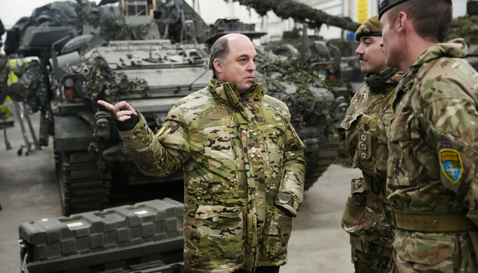 FORSVARSMINISTER: Storbritannias forsvarsminister Ben Wallace besøker britiske styrker i Estland, et av landene der Nato har styrket sitt nærvær og russiske spioner antas å følge nøye med.