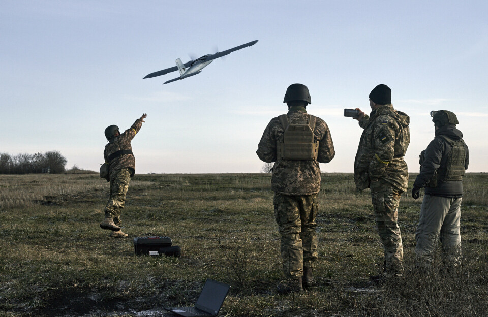 BAKHMUT: Ukrainske soldater sender opp en drone ved Bakhmut i Donetsk i desember i fjor. Norske firmaer er blant dem som har donert droner til den ukrainske hæren, men opphavet til dronen på bildet er ikke kjent.