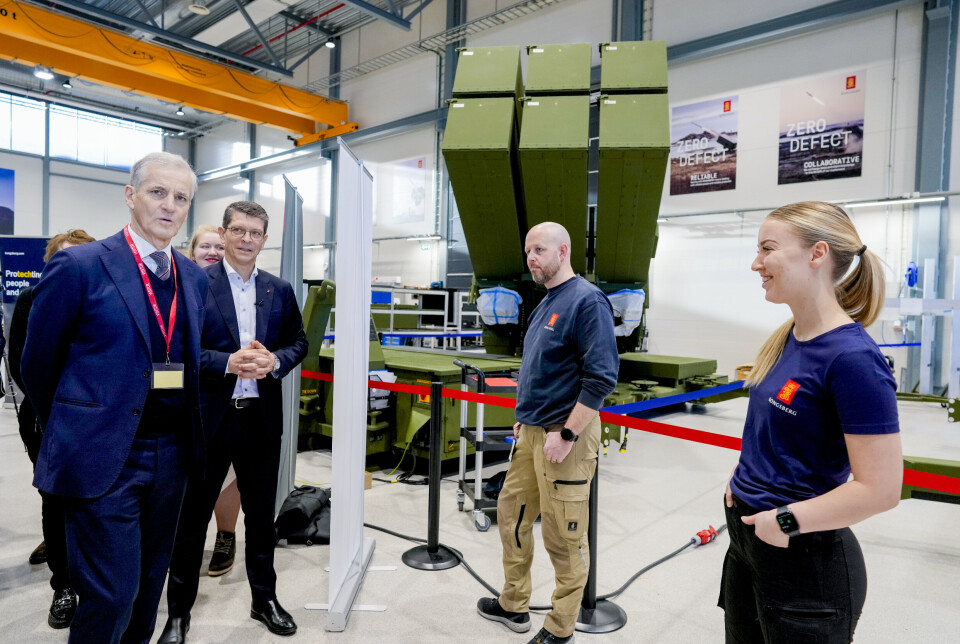 KONGSBERG: Statsminister Jonas Gahr Støre (Ap) og konsernsjef i Kongsberg Gruppen, Geir Håøy, foran luftvernsystemet NASAMS under besøket hos Kongsberg Defence & Aerospace i Kongsberg.