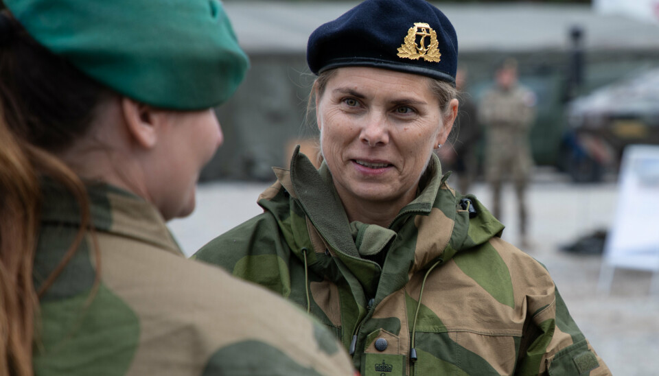 Viseadmiral Louise Dedichen kom med NATO-kollegaer for å besøke øvelsen. Her i samtale med den norske kompanisjefen
