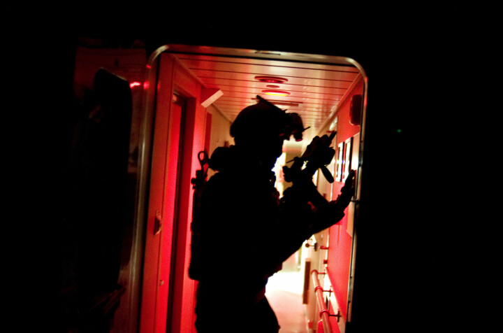 Bordingsøvelse i Vestfjorden
En simulert aksjon mot terrorister utført av Marinejerkommandoen som har base i Ramsund 
MJK utgjør en del av Forsvarets spesialstyrker