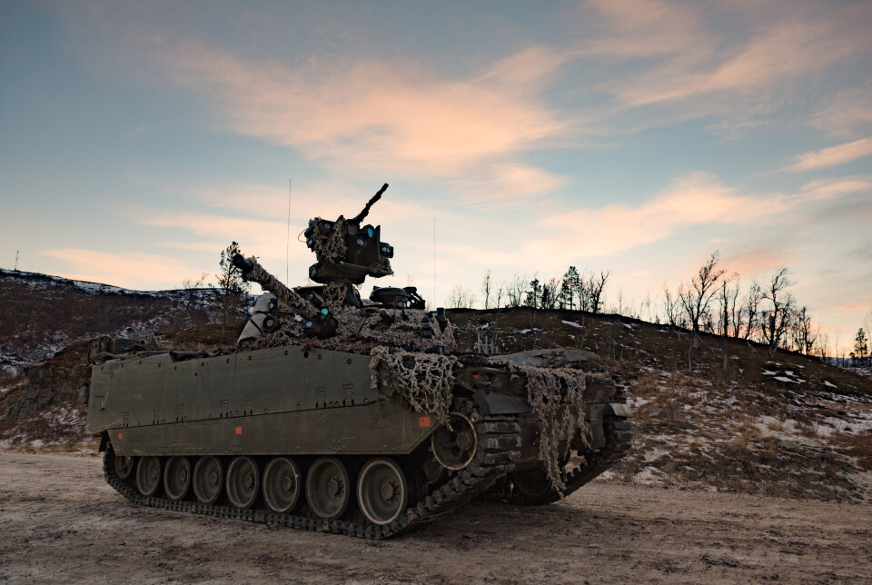 CV90: Stormpanservogn i solnedgang under øvelsen Arctic Bolt i Indre Troms.