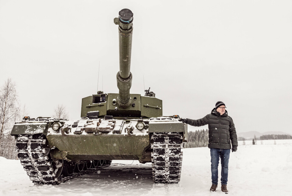 RENA: Forsvarsminister Bjørn Arild Gram (Sp) på Rena avbildet med det som blir Norges nye stridsvogn, den tyske Leopard 2A7. Det ble offentliggjort under pressekonferansen fredag 3. februar.