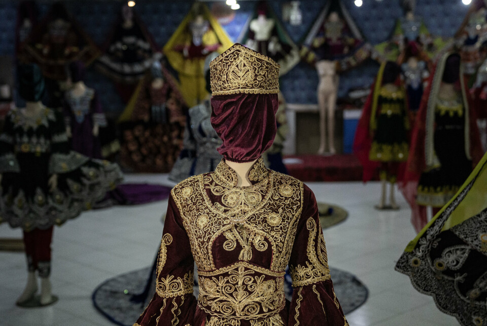 SYMBOL: En purpurfarget fløyelshette er tredd over hodet til en dukke med gullbrodert fløyelskjole. Utstillingsdukkene er blitt et symbol på Taliban-regimets puritanske styre.