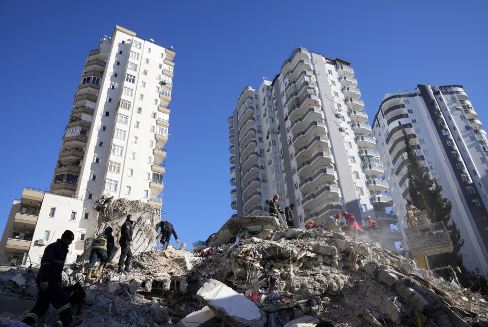 ADANA: Nødetatene jobber iherdig utenfor en ødelagt bygning i den tyrkiske byen Adana, sør i Tyrkia, på jakt etter overlevende. Bildet er fra tirsdag 7. februar 2023.
