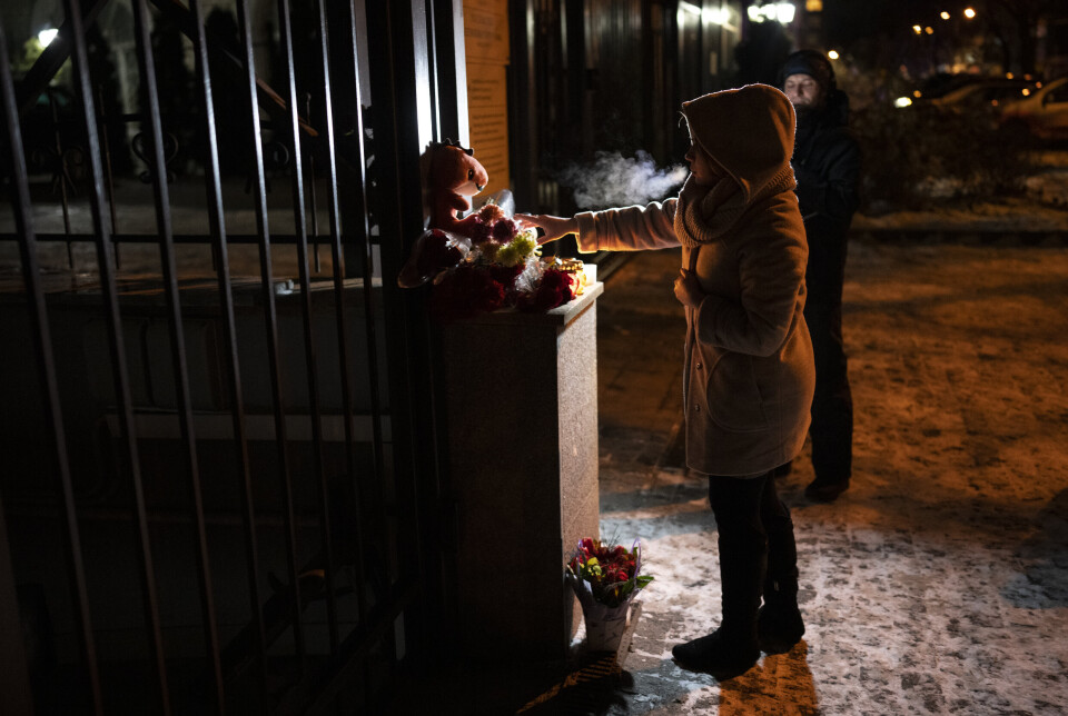 KYIV: En kvinne legger ned blomster til minne om jordskjelvofrene i Syria og Tyrkia, utenfor den tyrkiske ambassaden i Kyiv, mandag 6. februar.