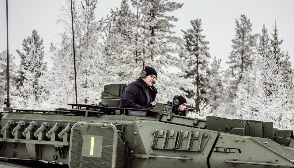 LANG PROSESS: Presentasjon av tyske Leopard 2A7 i januar 2022. Daværende forsvarsminister Odd Roger Enoksen fikk seg en kjøretur.