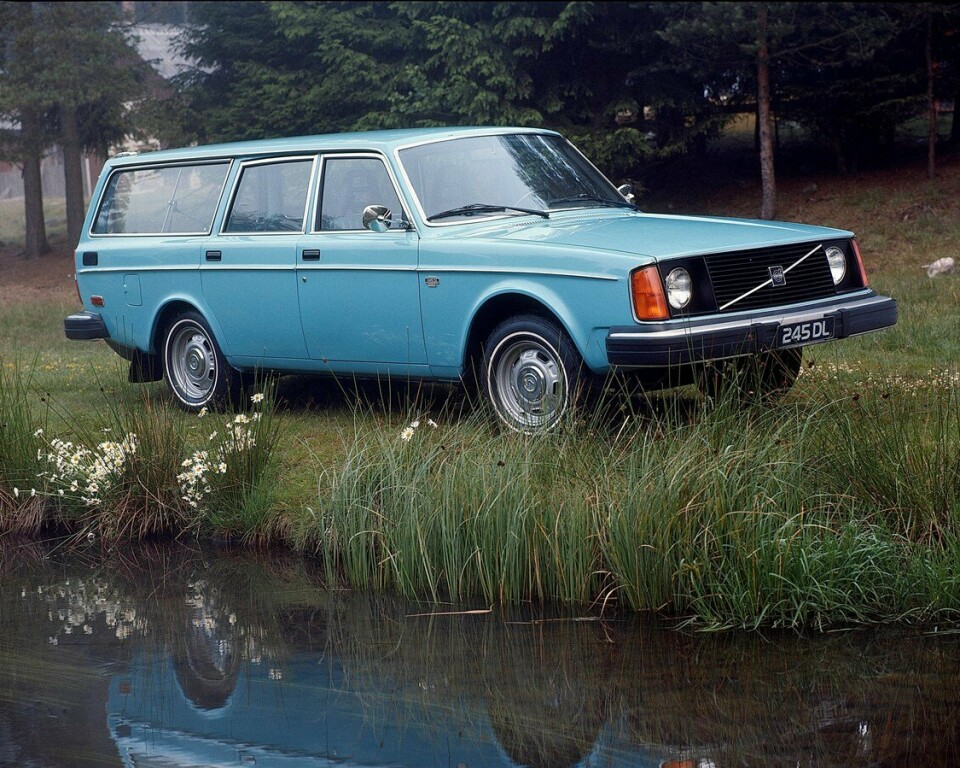 PANSERVOGN: En 1975 Volvo 245 DL i naturlandskap.