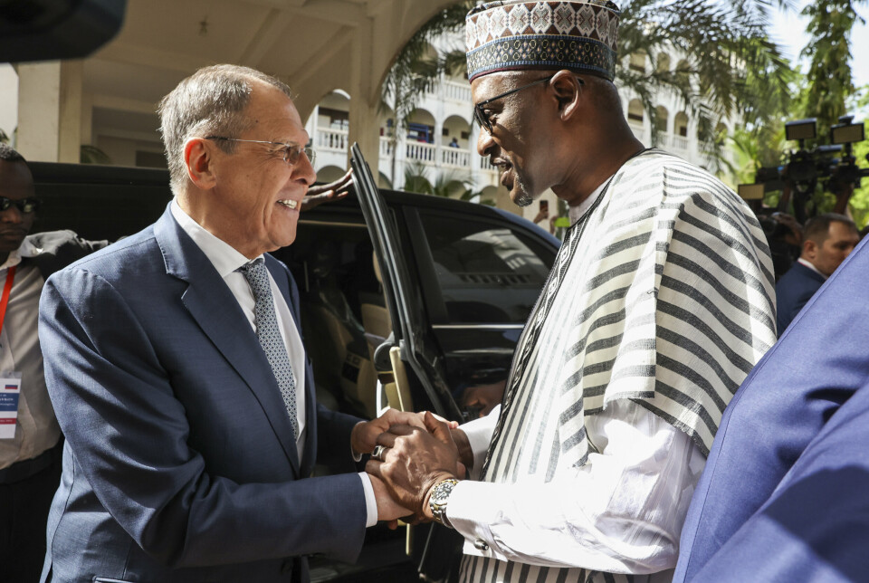 RUSSER I AFRIKA: Russlands utenriksminister Sergej Lavrov ble tirsdag ønsket velkommen av Malis utenriksminister Abdoulaye Diop i Bamako.