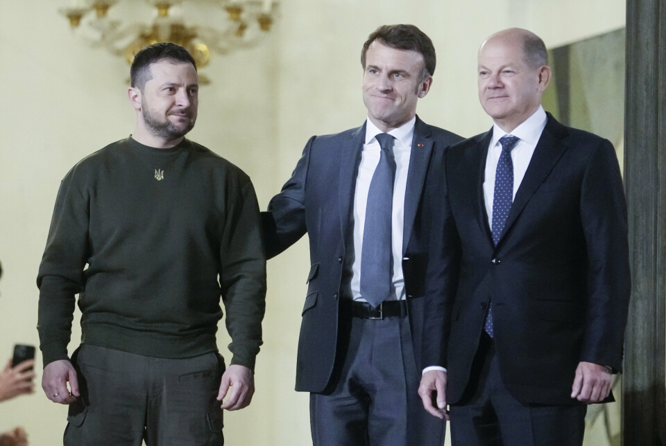 KOLLEGER: Ukrainas president Volodymyr Zelenskyj sammen med sin franske kollega Emmanuel Macron og Tysklands statsminister Olaf Scholz.