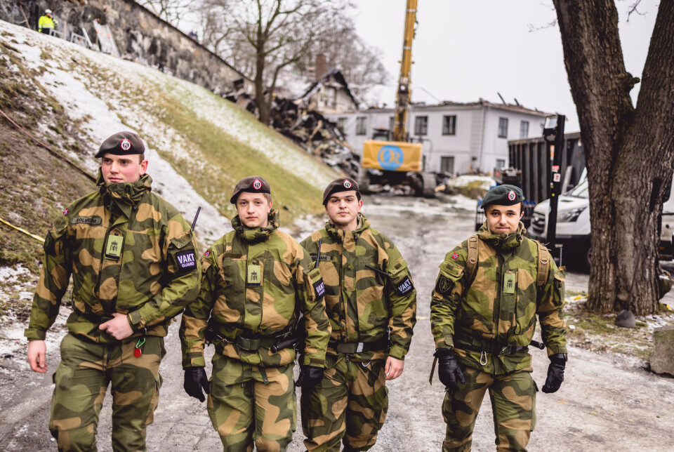 RYKKET UT: Vaktsoldatene Trond Erlen Andreassen, Carsten Holter, Ermal Seljmani og Adrian Solheim kom først til stedet da storbrannen på Festningen restaurant brøt ut.