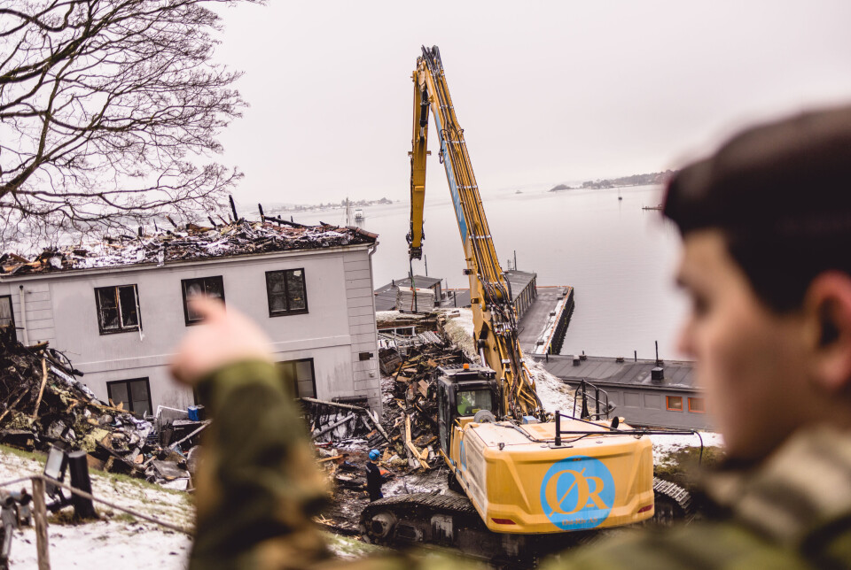 OPPRYDNING: Arbeidet med å rydde opp på branntomta er i gang.