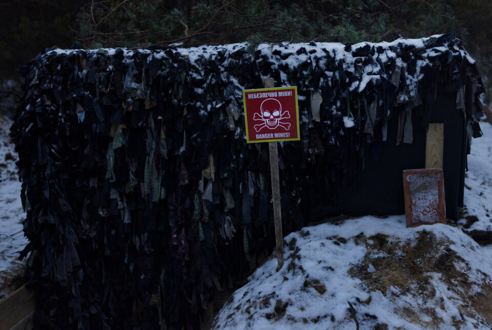 FARLIG: På basen til de ukrainske styrkene er det skilt som indikerer at det ligger miner i området. Foto: Nora Savosnick