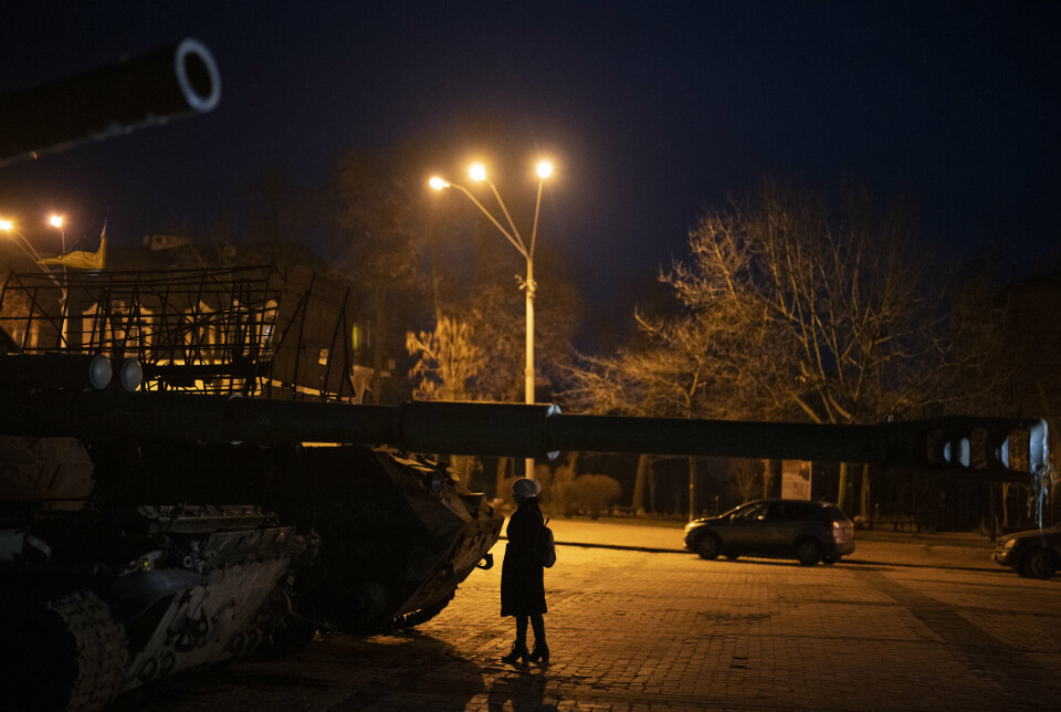 UTSTILLING: En kvinne besøker en utstilling i Kyiv av ødelagte russiske stridsvogner og pansrede kjøretøyer.