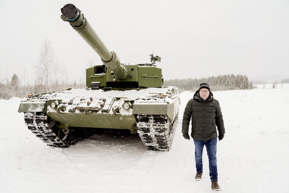 DONASJON: Regjeringen har lovet å sende stridsvogner av typen Leopard 2 til Ukraina, men vil ikke si hvor mange eller når de blir levert. Her er forsvarsminister Bjørn Arild Gram foran en Leopard 2A4 på Rena leir.