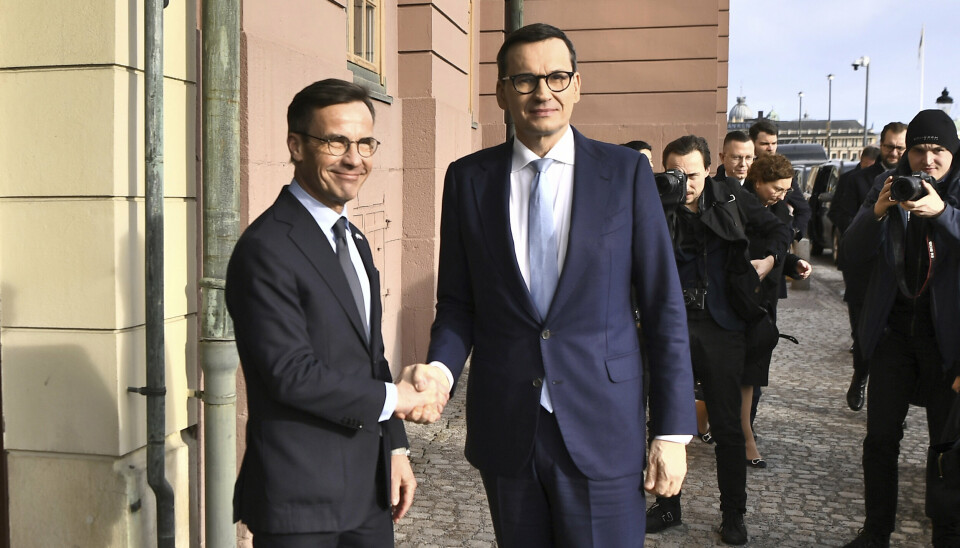 VIL HA SVERIGE INN: Den polske statsministeren Mateusz Morawiecki (t.h) sammen med den svenske statsministeren Ulf Kristersson (t.v.) i Stockholm mandag.