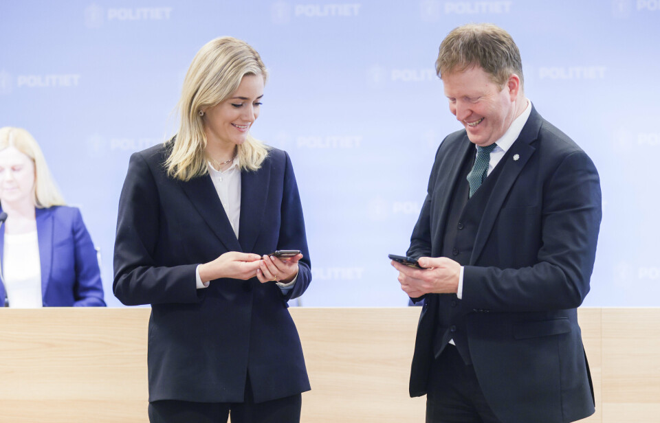 VARSEL: Justis- og beredskapsminister Emilie Enger Mehl (Sp) og kommunal- og distriktsminister Sigbjørn Gjelsvik (Sp)får demonstrert hvordan bruk av Nødvarsel på mobil fungerer.