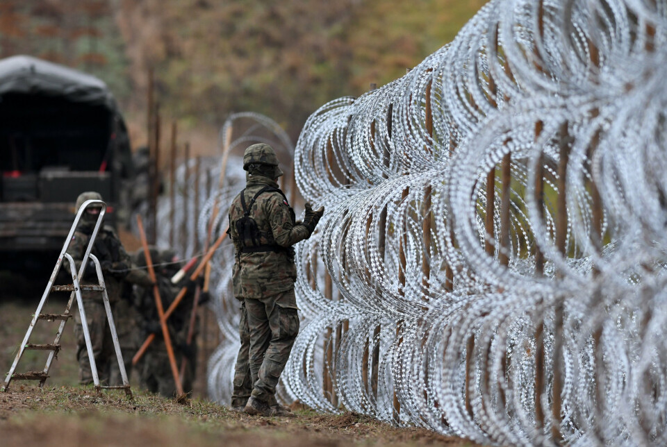 GRENSE: Polske soldater setter opp piggtrådgjerde langs den polske grensen til den russiske eksklaven Kaliningrad den 2. november 2022.
