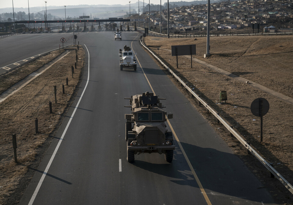 Sør-Afrika er vertsland for omstridt militærøvelse, som har fått navnet «Mosi II». Bilde for illustrasjon. Militære kjøretøy observert på N3 Highway nær Durban i Sør-Afrika, juli 2021.